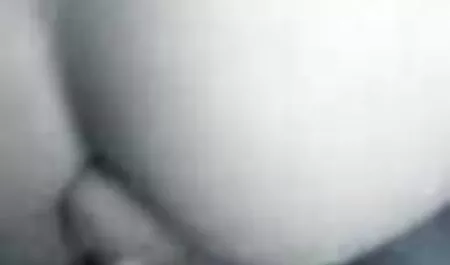 Dva zgodna muškarca jebu sex film hentai se u usku analnu brinetu za Božić