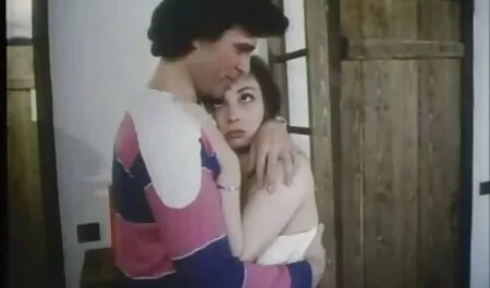 Mala boljševička sex porno hentai djevojčica miluje svoj maca dildo