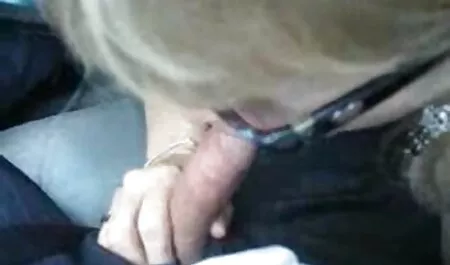 Tip je liznuo macu svojoj djevojci hanti porno i napunio joj sise spermom