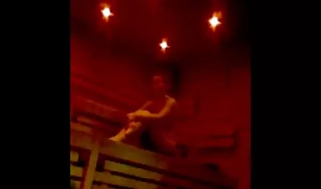 Učitelj nije zadovoljan uspjesima i plesovima svog učenika. U svlačionici je henatai porno prisiljava da uzme njegov crni penis u usta. Sa zadovoljstvom gleda kako ga mladi student sisa
