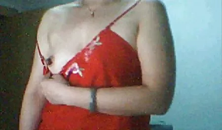 Šarmantna djevojka snažno se zabila u vodu. Kurva hantei porno glasno vrišti, ispuštajući mjehuriće zraka i snažno se bori u orgazmu, kopajući u tijelo svog partnera
