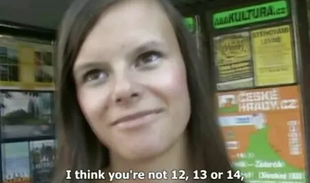 Slutty ljepotica Simon Peach usisava snažan penis sa svojim sočnim usnama porno film hentai