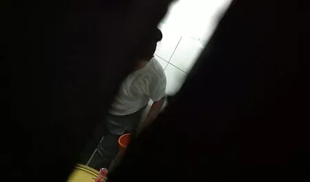 Vruće djevojke s naočalama koje izgledaju kao stroge učiteljice usisavaju jedan hanti porno kurac