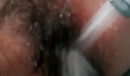 Prsata brineta koja svoju sočnu pičku prstima naslanja na anime porno monster fotelju