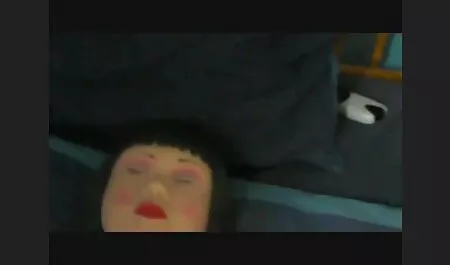 Alinka se usisava i jebe u henati porno kuhinji