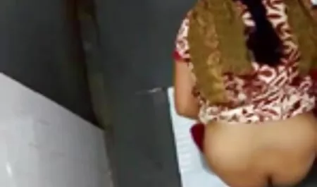 Barmenica detectiv conan porno želi naklonost i zamoli klijenta da je jebe
