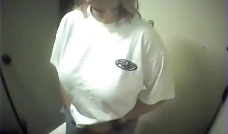 Tip one pice porno je samo želio pomoći svojoj djevojci s predavanjima, jer će ona uskoro polagati ispite na sveučilištu, ali čim je legao pored nje na krevet, debeli mu se penis pobunio i nije imao izbora nego ga pustiti iz gaća kako bi kučka igrala