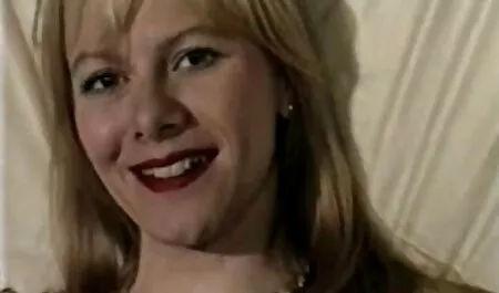 Pokažite svoje čari, kaže momak mladoj, seksi sitnici. Poslušno se skida, miluje svoju obrijanu pičku i, na ponudu da sisa pijetao, odmah pristane, usisava glavu usnama i nami hentai porno isisava svu spermu iz nje