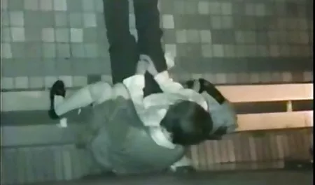 Zreli muškarac seksa s crnkom video one porno i liže joj pičkicu