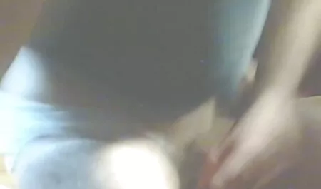 Lijepa baba one pice porno sjebana na bijeloj sofi