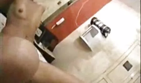 Cutie s naočalama Sierra se igra s hentai film hd vaginom