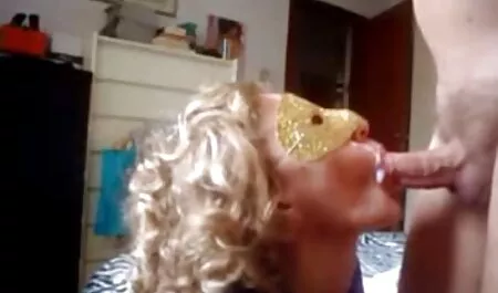 Prsata lijepa hentai sex film brineta čini nježnu masažu penisa
