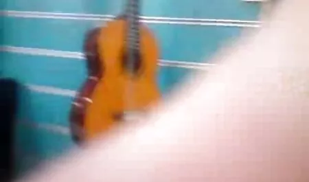 Brineta sisa debeli penis i stavlja ga u dupe xxx hentai film