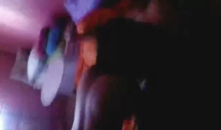 Seksi henthai porno plavuša s velikim grudima u potrazi za poslom lutala je Očajnima, on ju je tradicionalno skidao i tvrdu kožu vruću kuju